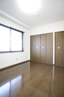 Other room space. Western-style 5.75 Pledge is lighted