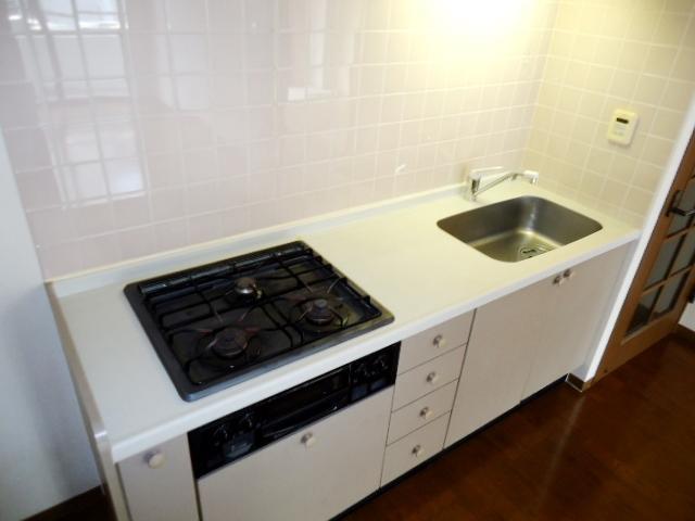 Kitchen. Spacious 3-burner stove in the kitchen, which was