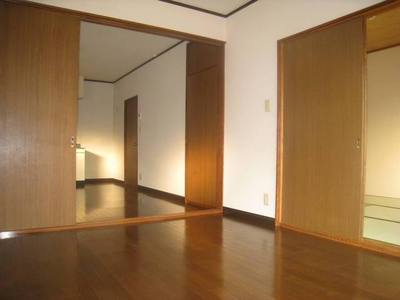 Living and room. Spacious Western-style