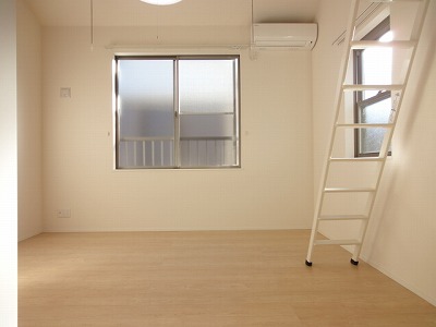 Living and room. Corner room! Two-sided lighting! Day good! 