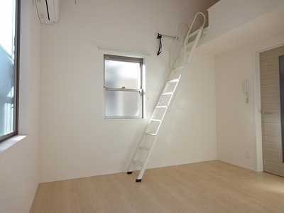 Living and room. Corner room! Two-sided lighting! With loft! 