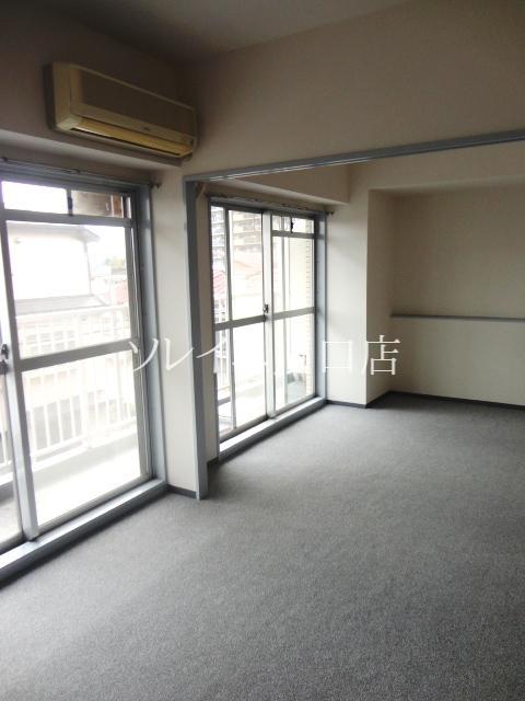 Living and room. Since the window there are two sunny