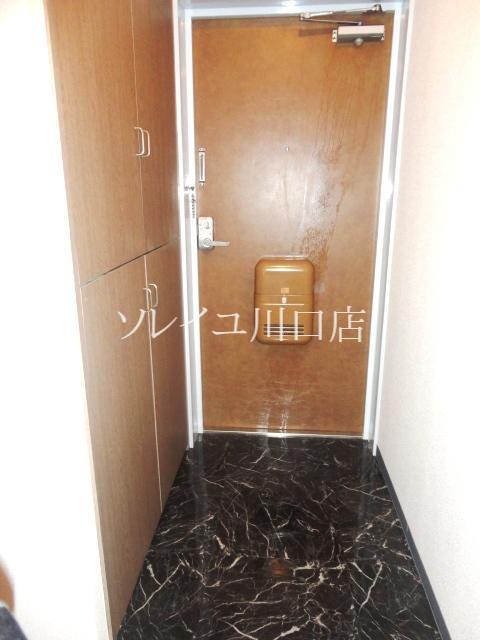 Entrance. With entrance storage