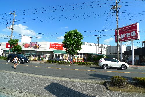 Supermarket. 440m to the fresh market (super)