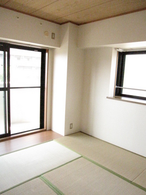 Living and room. It is likely to relax in the bright Japanese-style room in the two-sided lighting