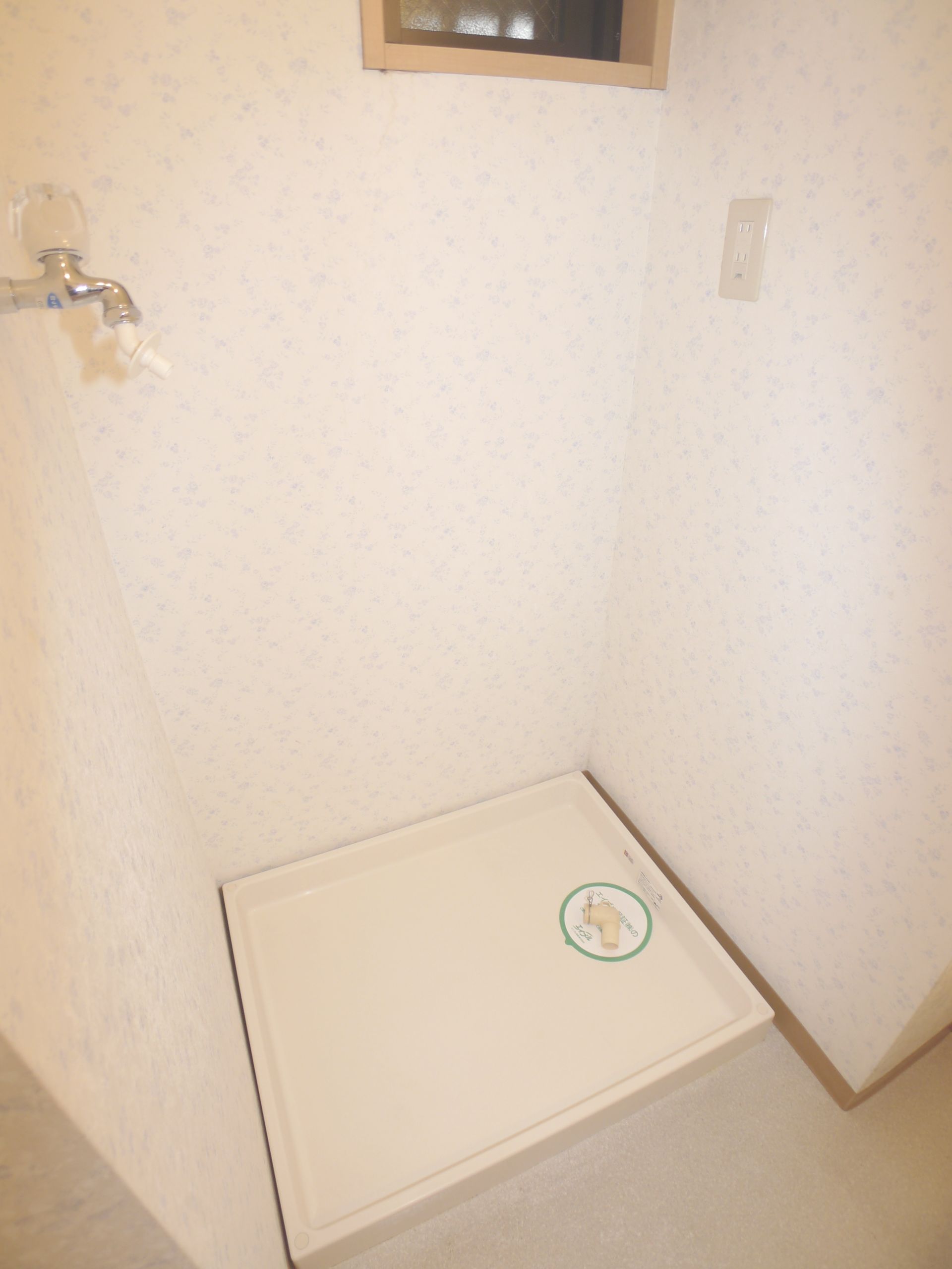 Washroom. Indoor Laundry Storage ☆