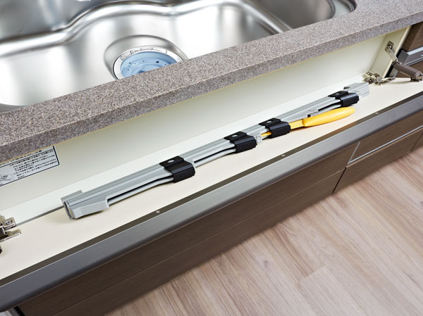 Kitchen.  [LIL pocket] And convenient kitchen knife storage utilizing the sink before the dead space.