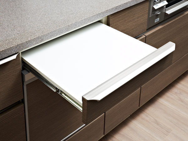 Kitchen.  [LIL counter] Immediately pulled out when needed, Convenient can take advantage of the Ready-To-Eat, etc..