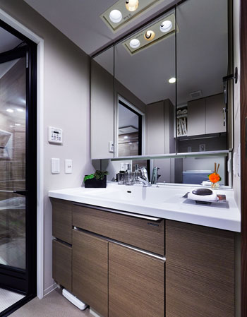 Bathing-wash room.  [Beautiful dresser] To reflect the opinions of our voice and professional hair make-up artist, Not only the space, Here we spend nor feeling your figure, To "clean", It is vanity.