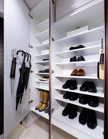 Receipt.  [Multi-entry cloak] "plenty ・ Neat ・ Entrance storage developed a universal "theme. Almost without changing the size of conventional storage, It was up to about 1.6 times the amount of storage of shoes by reviewing the design and layout.  ※ Our ratio ※ If 120cm frontage standard specification of the (shoes plenty of type), About 1.6 times the storage number of shoes compared to the footwear put the standard specification of the conventional Daikyo (business shoes 26cm for men (compared in storage number of width 22cm)).