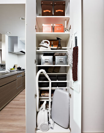 Receipt.  [Arrange shelf] It can be arranged freely according to the shape and use frequency of mono, Is a waste less easy-to-use Maeru compartment. (More than me in the room photo model room A type)