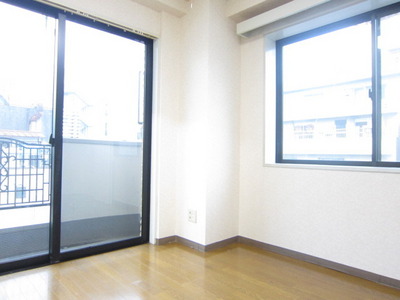 Living and room. This window is bright with two two-sided lighting LDK