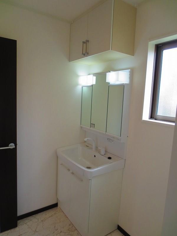 Wash basin, toilet. Local (August 2013) Shooting