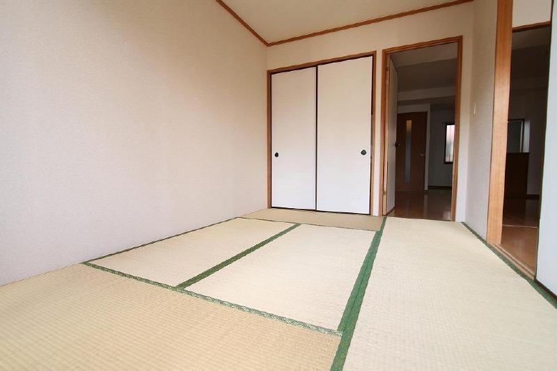 Other room space. There is housed in each room Western-style closet Japanese-style closet