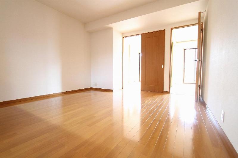 Living and room. Western style room ・ Yang also enter spacious living space from a Japanese-style room
