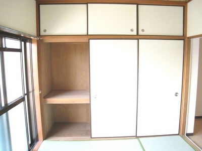 Receipt. ● 1 between the half of the closet with the with upper closet ●