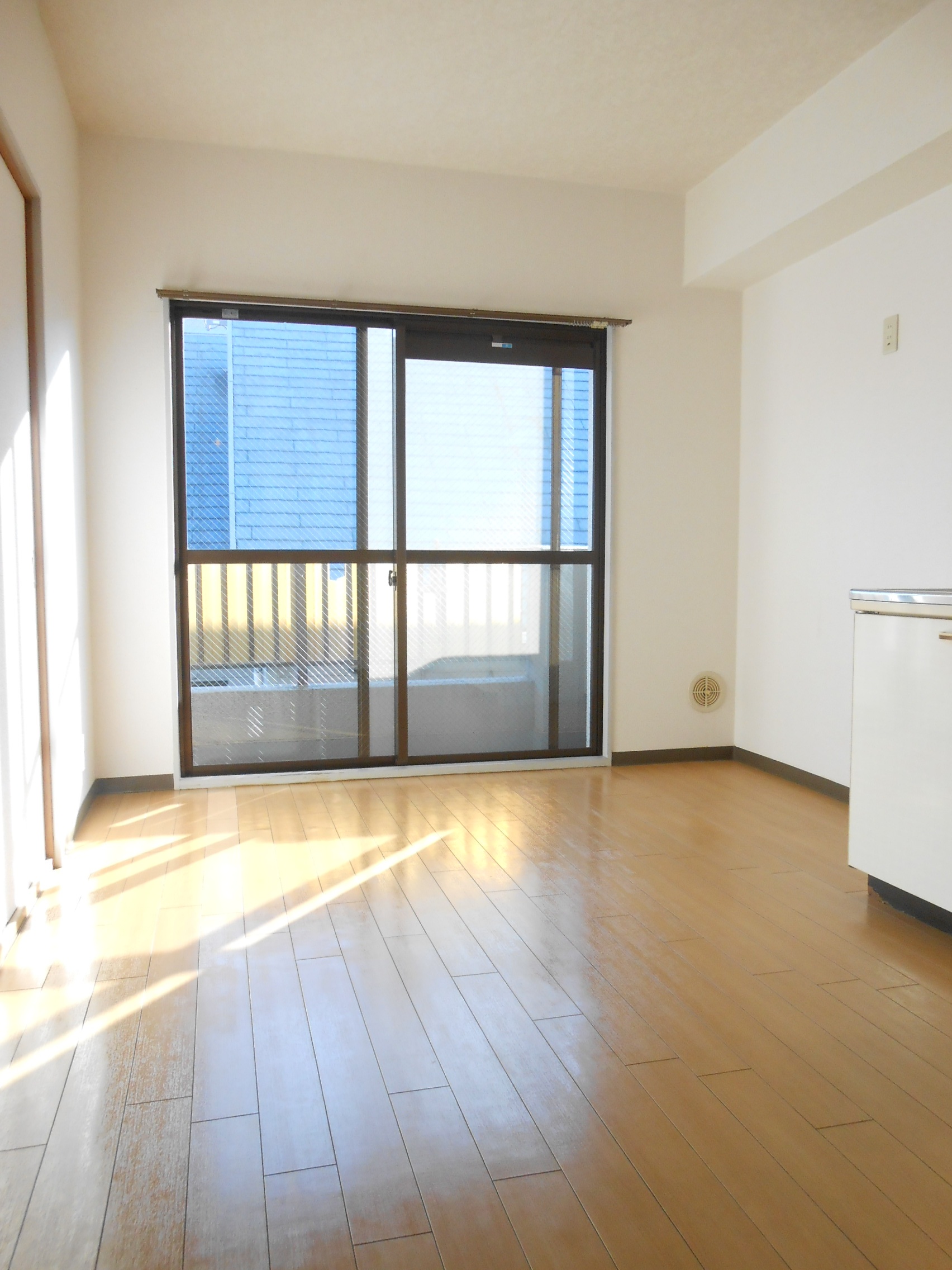 Living and room. Bright dining sun plug