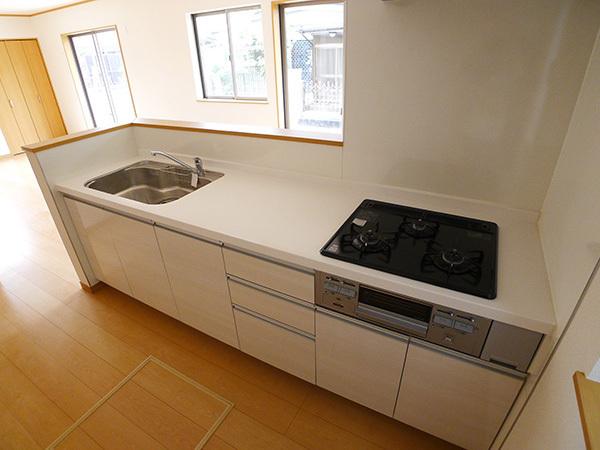 Kitchen. Face-to-face kitchen where you can enjoy a conversation with your family, even while cooking