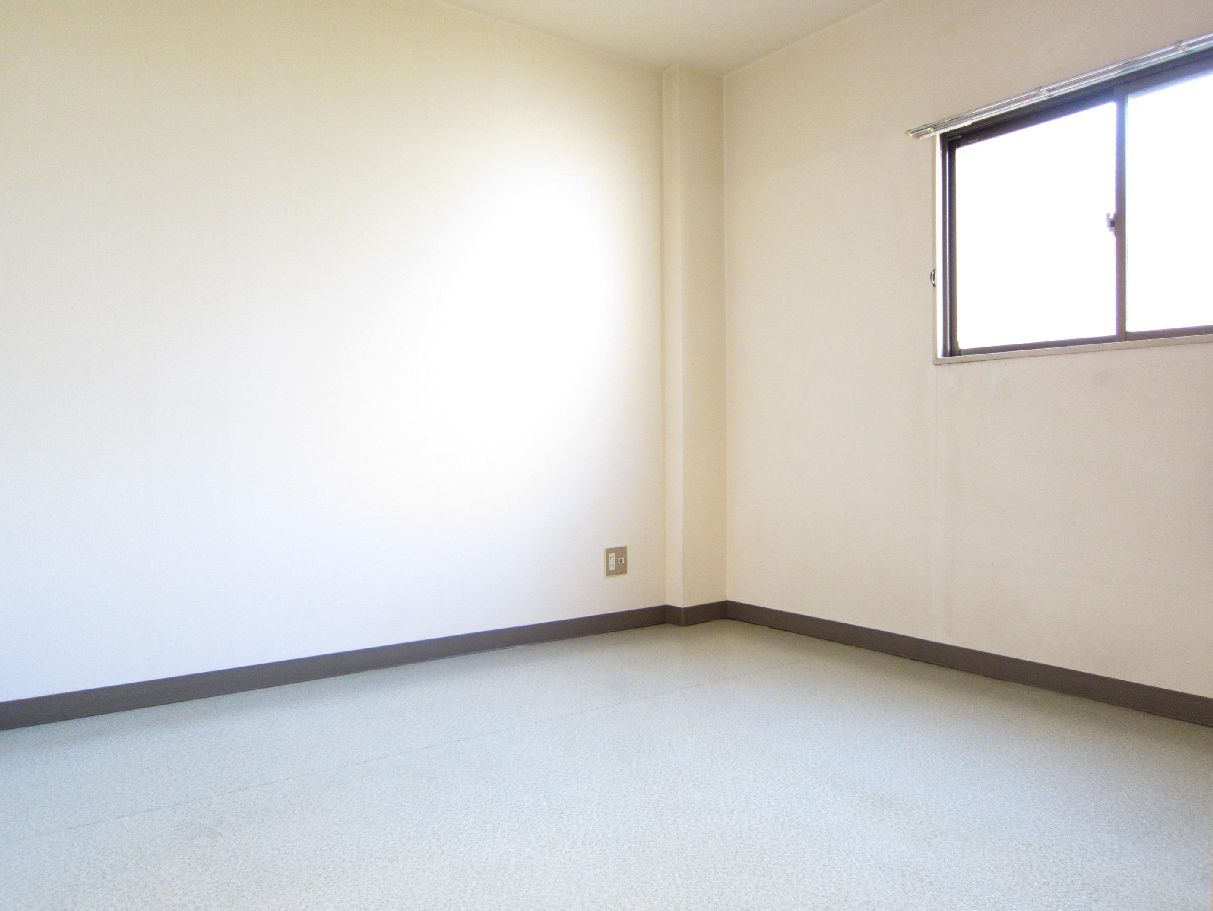 Living and room. All rooms Corner Room, Ventilation good