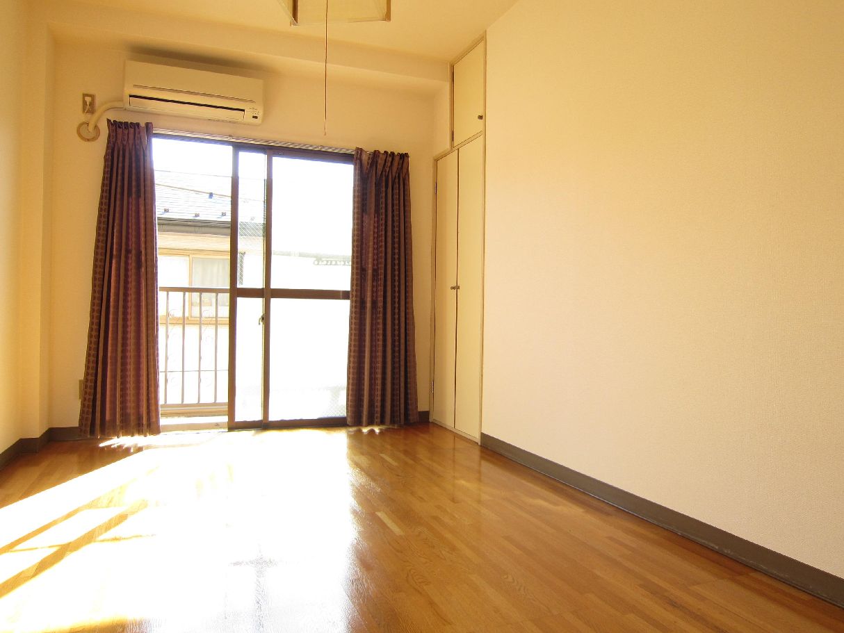 Living and room. It is equipped each room storage