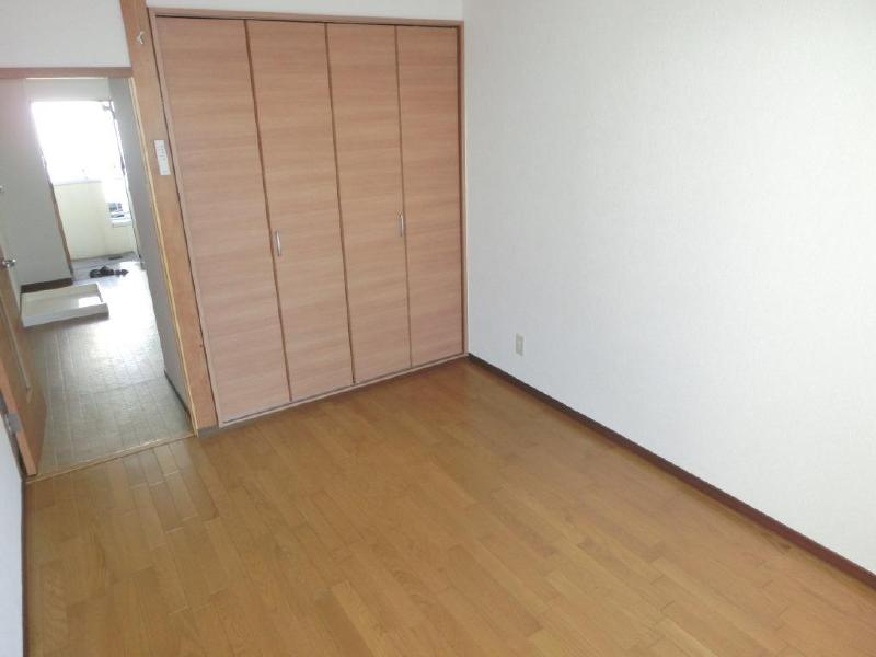 Other. Please refer to the storage capacity of the original closet