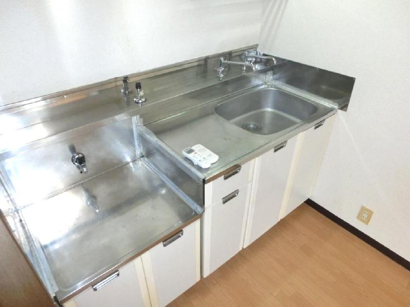 Kitchen. Gas stove can be installed