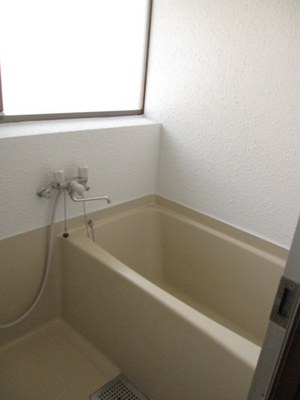 Bath. Ventilation in the window with the bath ◎