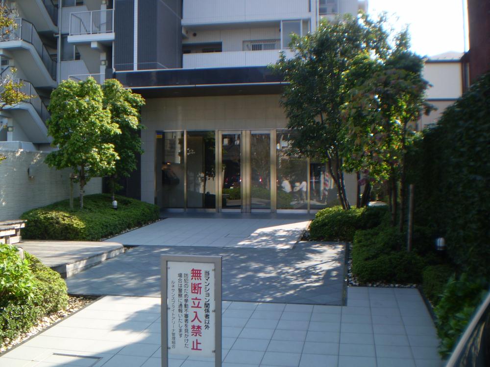 Entrance. Common areas