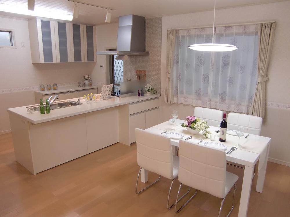 Kitchen. The open kitchen overlooking the living room, Glass top stove, Dishwasher, Built-in water purifier, W1500 cup board is standard equipment.  Director makes a wife that spotlight to cook. 