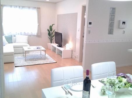 Spacious 20 tatami LDK. Adopt eco-carat on the wall of the living room. Humidity conditioning ・ Excellent adsorption function, Dew condensation, Sick, Mold, Also eliminate interior of trouble, such as mites. Perfect for accent of a ceramic inner wall material room (4 Building model house)