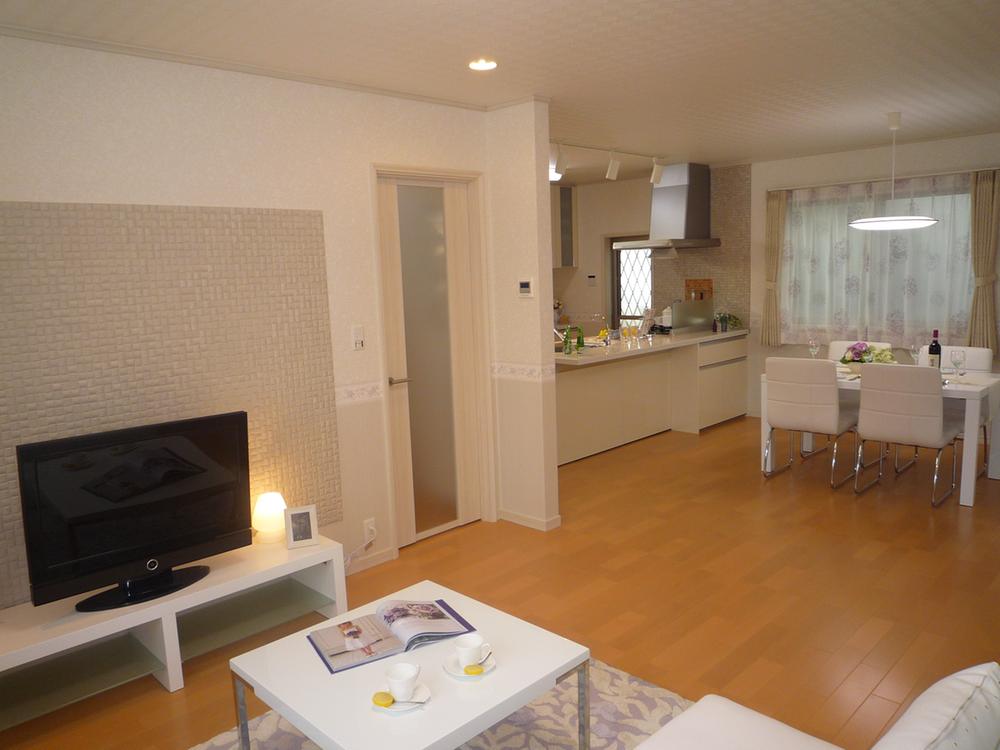 Other Equipment. Living with a still be placed a large sofa room at a dining table. Also you got to come to a lot of customers, You can relax slowly. Floor heating is also standard equipment. 