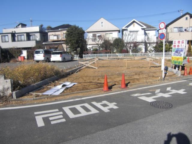 Local photos, including front road. Local (12 May 2013) Shooting