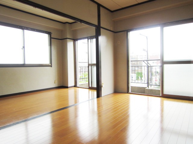 Living and room. Good is per yang per corner room