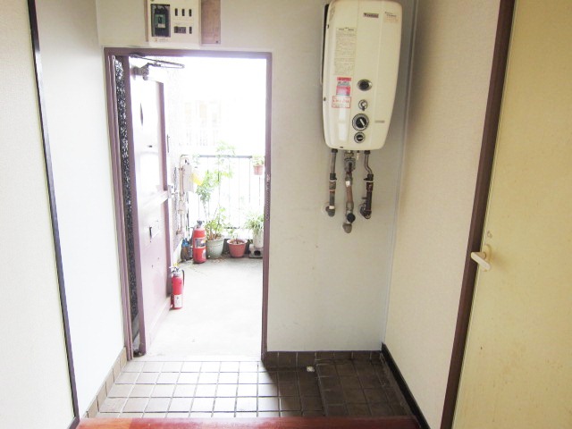 Entrance. Wide entrance space width