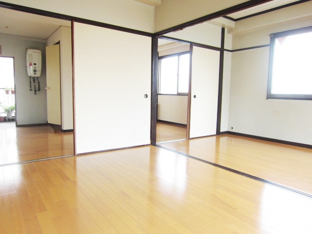 Living and room. Spacious room with little steps