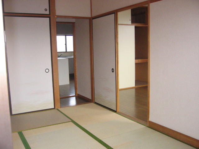 Other room space. Japanese-style room there