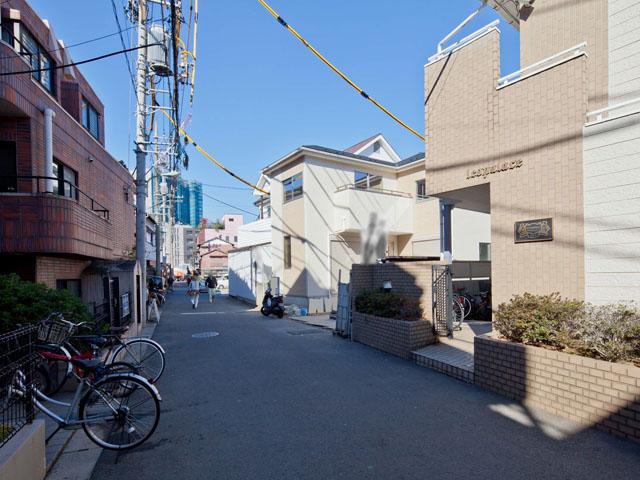 Local photos, including front road. Local (12 May 2013) Shooting