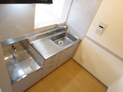 Kitchen. Two-burner gas stove can be installed