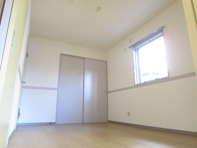 Living and room. For the corner room, There are many windows!