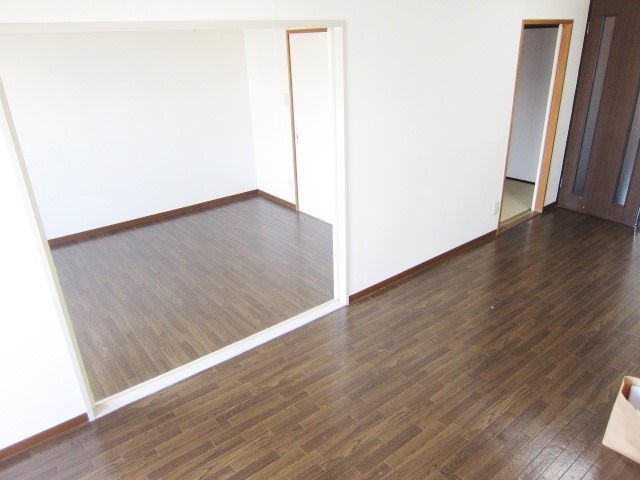 Living and room. It is also possible to use by connecting the living room and Western. 