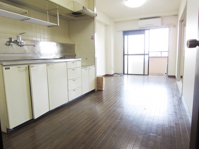 Living and room. Living with a breadth. 