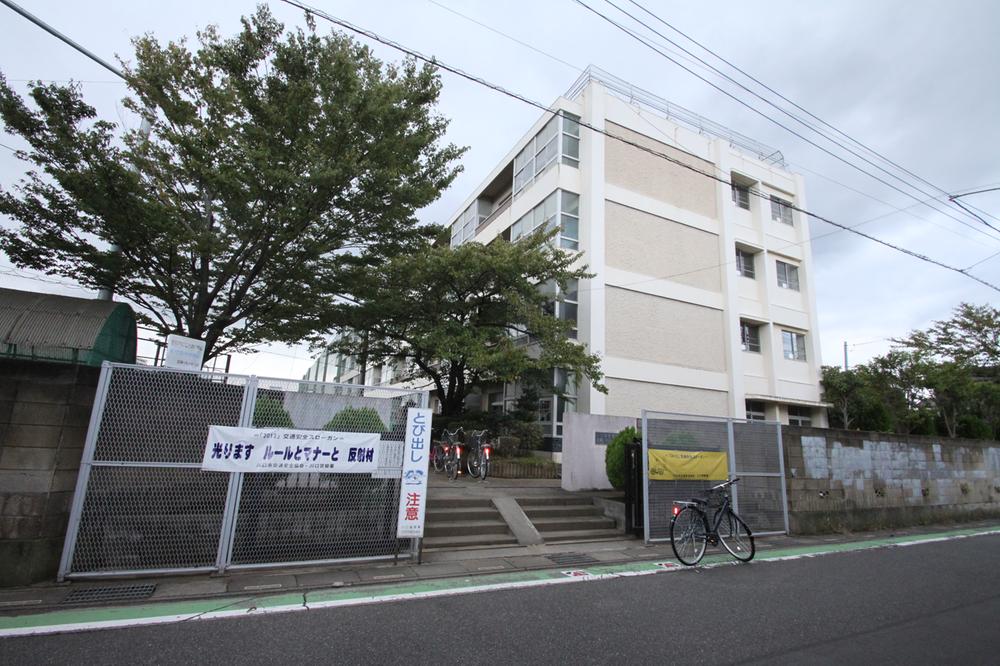 Primary school. Overflows 541m cheerful greeting and a smile to Kawaguchi Municipal Shibahinotsume Elementary School, It aims to fun and clean school