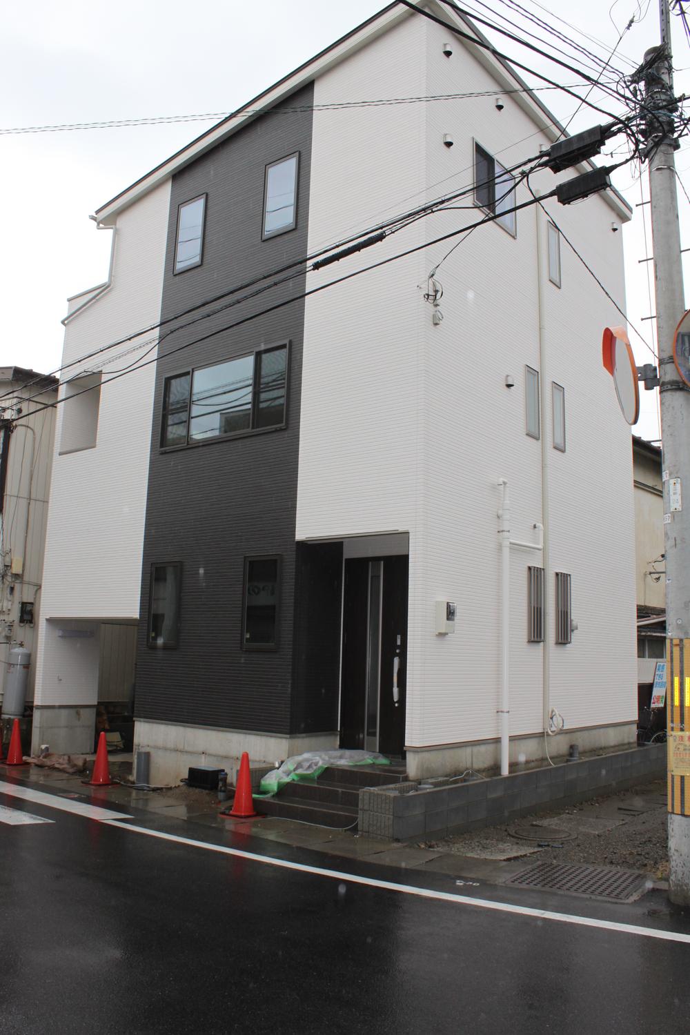 Local appearance photo. Local (12 May 2013) Shooting