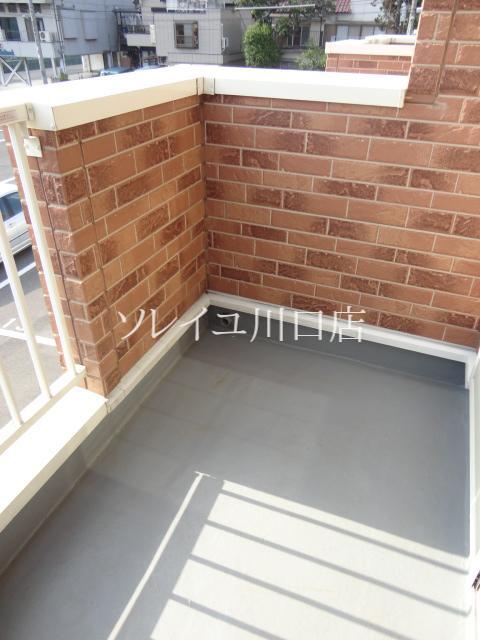 Balcony. Comfortable space to hang out the laundry