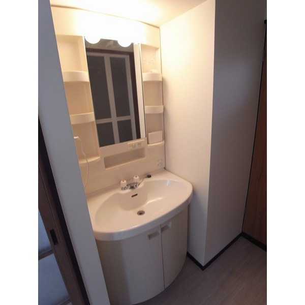 Washroom. Independent wash basin