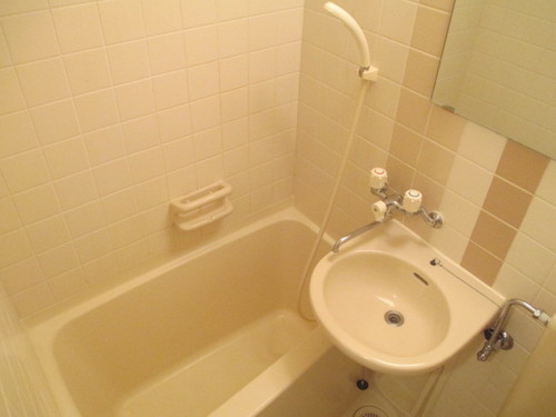 Bath. 3-point unit bus