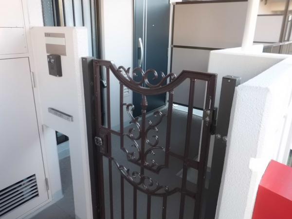 Other common areas. Entrance porch in consideration of the privacy