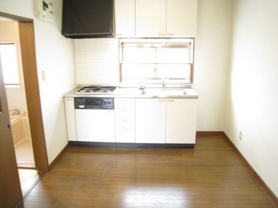 Living and room. Window breathable even in the kitchen ◎