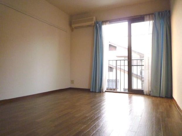 Living and room. Separate reference is a picture