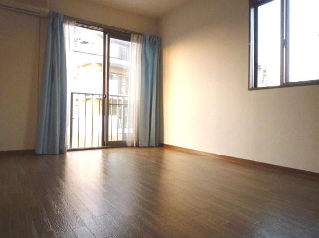 Living and room. Separate reference is a picture